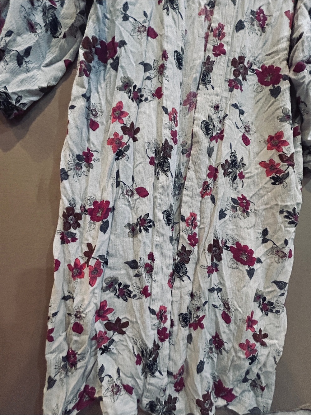 easel White Rayon Floral Duster with Red and Pink Flowers - Picture 5 of 12